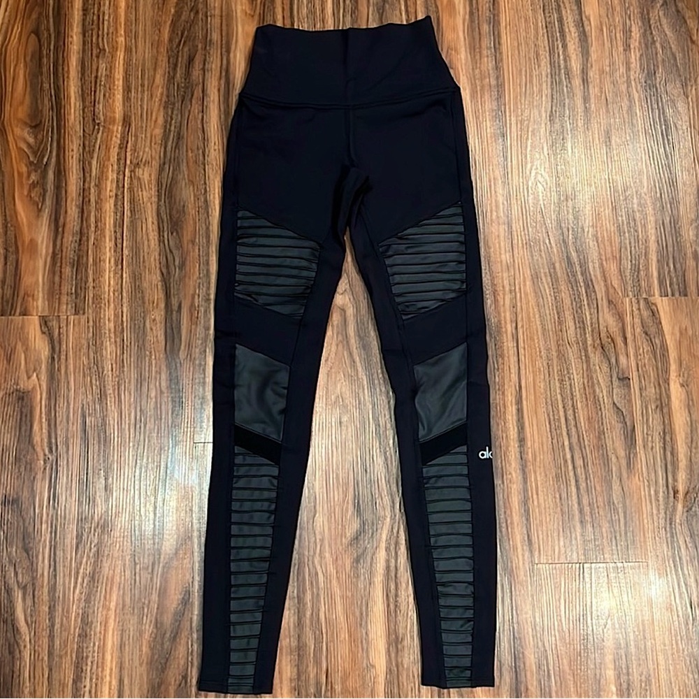 ALO Yoga High Waist Moto Legging. LIKE NEW. Size XXS Black/Mesh